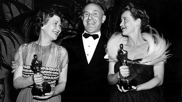 16. İlk rolü Anthony Adverse'de olan Gale Sondergaard, 1937 yılında filmdeki rolüyle Yardımcı Rolde En İyi Kadın Oyuncu ödülünü kazandı.
