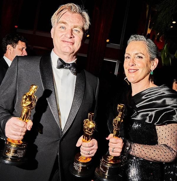 Ünlü yönetmen Nolan da ödüllerini gururla tutanlar arasındaydı.