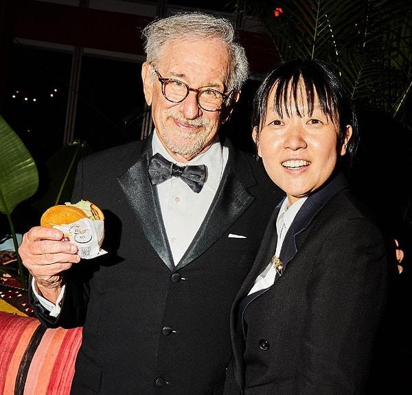 Yönetmen Steven Spielberg, partideki yıldızlar için sunulan şık akşam yemeğinden kaçınmayı tercih ederek burger yedi.