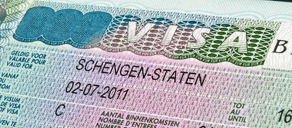 "Neden vize almak için başvurmak bu kadar uzun sürüyor?" sorusuna yeni randevu sistemi ile çözüm aradıklarını ifade eden  Schulz, "Oluşturulan kayıt neticesinde kronolojik sıraya göre kişilere vize başvurusu için randevu veriliyor." dedi.