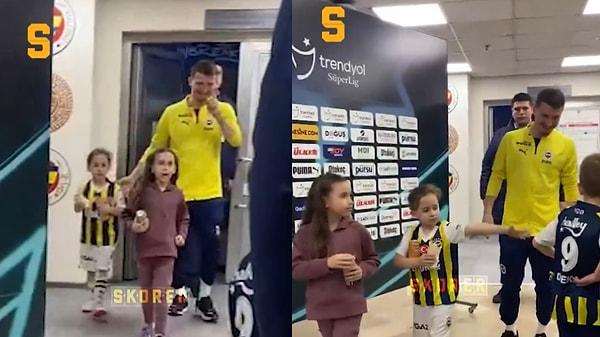 29 yaşındaki orta saha, yeğenleri ile stadyumdan ayrılırken Dzeko'nun oğlu Dani'nin kendilerine el salladığını gördü. Futbolcunun tepkisi sosyal medyada oldukça konuşuldu  😂