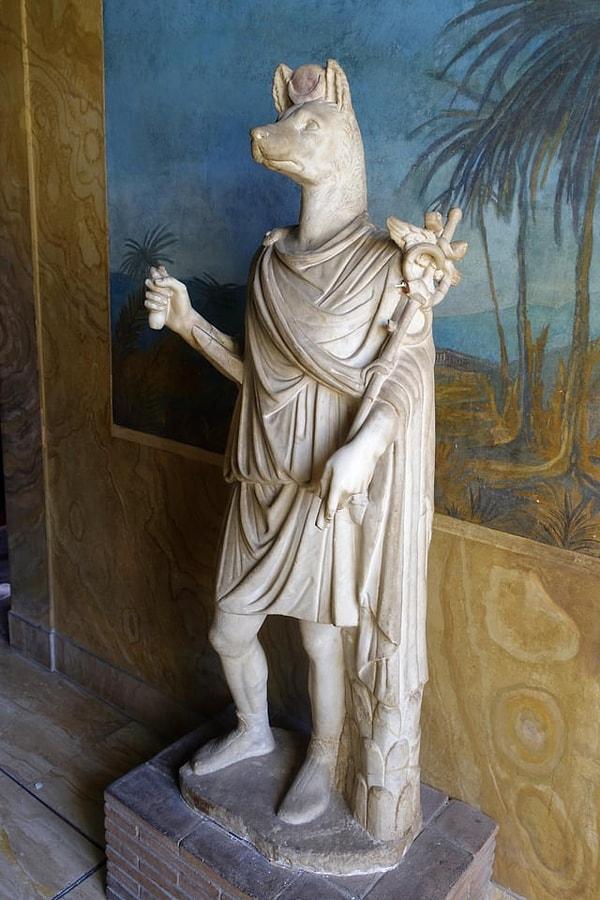 2. Yunan-Mısır tanrısı Hermanubis'in Roma heykeli. Yunan mitolojisinden Hermes ve Mısır mitolojisinden Anubis'in bir birleşimidir. (M.S 1.-2. Yüzyıl)