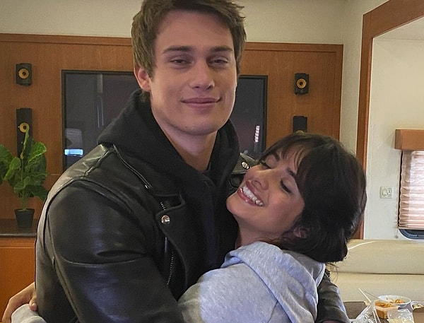 Bilmeyenler için Camila Cabello ve Nicholas Galitzine Sindirella isimli 2021 yapımı filmde tanışmış ve o günden beri arkadaş olduklarını iddia etmişlerdi.