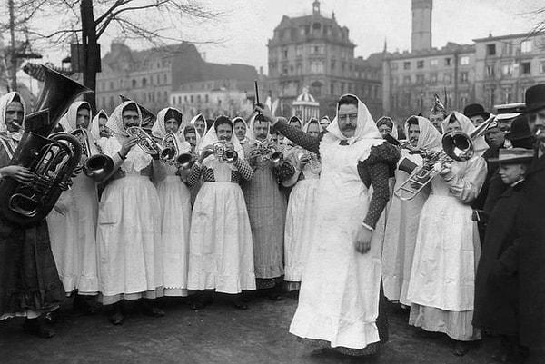2. "Sütçü Kızlar Grubu", 1910'da Almanya'nın Köln kentinde düzenlenen bir festivalde sahne alıyor.
