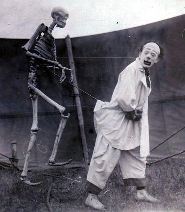 6. 1923'te Fransa'da bir sirkteki gösterisinde gerçek bir iskelet kullanan bir palyaço.