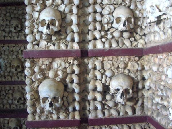 8. Portekiz'deki Capela dos Ossos'un içi tamamen insan kemiklerinden oluşuyor.