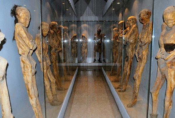 10. 100'den fazla mumya sergilenen Meksika'daki Museo de las Momias.