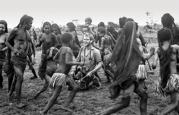 15. Yerliler tarafından yendiği tahmin edilen Michael Rockefeller'in yine aynı yerliler ile fotoğrafı.