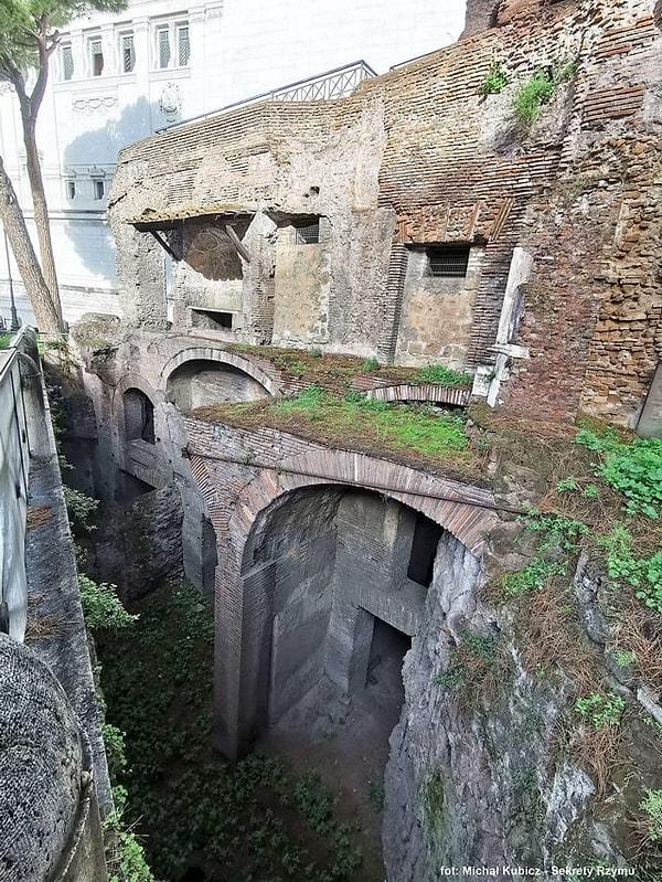 5. Roma'da bulunan Insula Ara Coeli yapısı. Modern bir kaldırım seviyesinden bakıldığında, yeraltında yüksek bir zemin kat ve bir asma kat olduğu görülmektedir. Bu, zemin seviyesinin yüzyıllar boyunca nasıl yükseldiğini mükemmel bir şekilde göstermektedir.