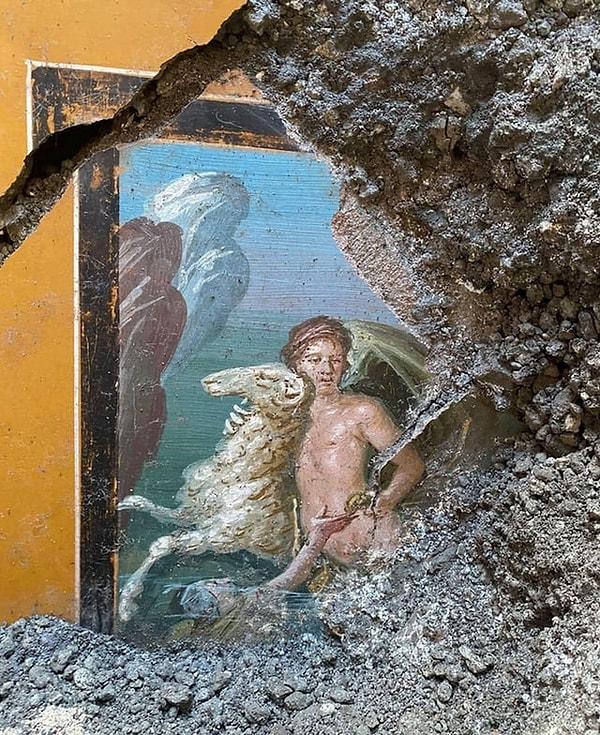 6. Pompeii'de yapılan yeni bir keşifte, dekore edilmiş ev duvarları ortaya çıkarıldı. Araştırmacılara göre bu fresk,  Phryxus ve Helle kardeşlerin tasvir edildiği trajik bir mitolojik sahneyi resmediyor.