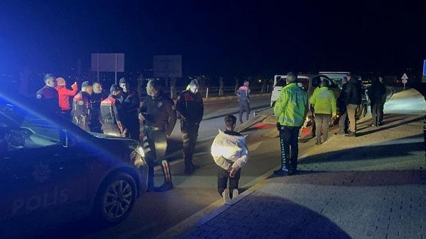 Kovalama sırasında polis otosuna da çarpan otomobil Yeni İskilip Köprülü Kavşağı’nda durduruldu.