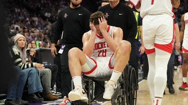 NBA'de takımı Houston Rockets'ın Sacramento Kings ile oynadığı maçta sakatlanan ve ayak bileği burkulan Alperen Şengün'ün son durumu belli oldu.