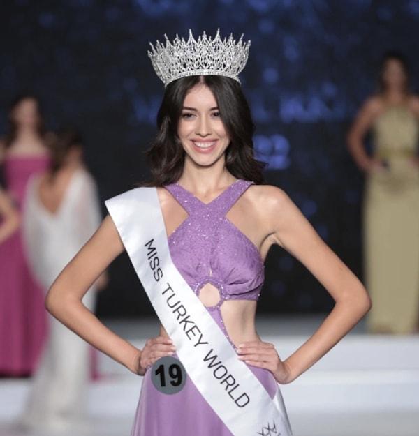 2022 yılında 'Miss Turkey' tacını takarak Türkiye güzeli seçilen Nursena Say, ülkemizi bu sene 71'incisi düzenlenen Miss World Güzellik Yarışması'nda temsil etmişti.