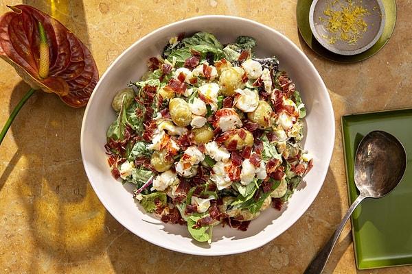 İftarda denemen gereken tarif: İçim Zeytinli Kekikli Labneli Patates Salatası!