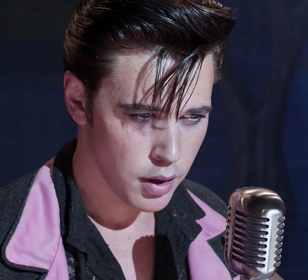 Oyuncunun hayranları kendisinin bir türlü rolden çıkamamasından muzdarip! 2022 senesinde vizyona giren filmin üzerinden ciddi bir zaman geçmesine rağmen Austin Butler'ın o çok sevilen Elvis rolüne ve sesine veda edemediği aşikar...