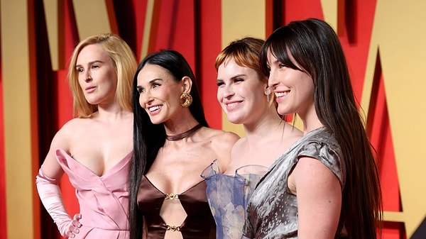 Geçtiğimiz gün Demi Moore Bruce Willis ile evliliğinden olan üç kızıyla; Rumer Willis, Scout Willis, Tallulah Willis, Oscar Ödüllerinin kutlamasının gerçekleştiği davete katıldı.