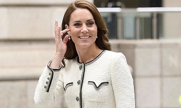 16. Kate Middleton cephesinde sular durulmuyor! Geçirdiği ameliyattan bu yana prensese ne olduğu en büyük merak konularından biri haline geldi. Sosyal medya kullanıcılarının yaptığı yüzlerce varsayımdan sonra kameralara yakalanmasıyla bile içleri rahatlamayan Middleton severler yine ve yeniden hayat kırıklığına uğradı.