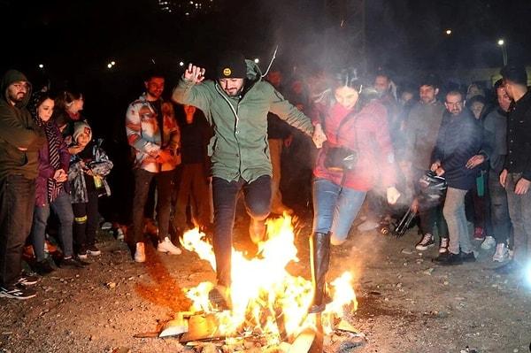 Başkent Tahran’da akşam saatlerinde başlayan kutlamalarda havai fişekler, maytaplar, zaman zaman da el yapımı patlayıcılar kullanıldı.