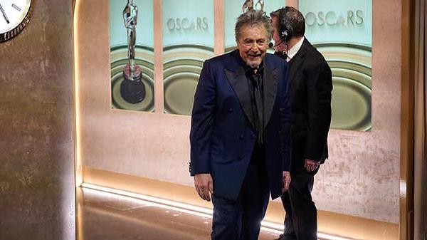 'En İyi Film' kategorisinde kazananı açıklamak üzere ünlü oyuncu Al Pacino'yu 'Godfather' müziği eşliğinde sahneye çağırdılar.