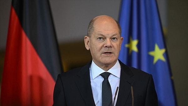 Almanya Başbakanı Scholz, özellikle gençlerden döner fiyatları ile ilgili soru geldiğini söyledi. Bir gencin kendisine "Bay Scholz, döner ne zaman 3 Euro olacak?“ diye sorduğunu belirten Başbakan Scholz, şu cevabı verdi: