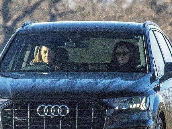 Prensesin hasta olduğu iddiaları ortalarda dolanırken 'yeni' bir fotoğrafı paylaşıldı. Ancak sonrasında arabayı kullanan kişinin Kate'in kardeşi Pippa Middleton olduğu söylendi.
