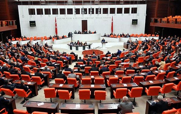 Meclis Başkanvekili ve DEM Parti İstanbul Milletvekili Sırrı Süreyya Önder’in de aralarında bulunduğu 5 milletvekiline ait dokunulmazlığın kaldırılmasına ilişkin fezlekeler, TBMM Başkanlığı’na sunuldu.