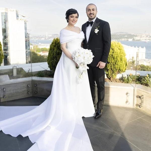 2019'da işletmeci Mustafa Aksakal'la aşk yaşamaya başlayan ünlü oyuncumuz 8 Mayıs 2023 tarihinde de nikah masasına oturdu.