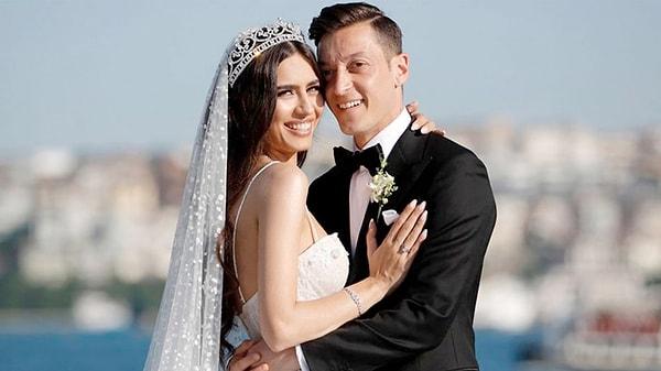 Kariyerinin yanı sıra özel hayatında da mutlu olan Mesut Özil ile 2014 Miss Turkey birincisi Amine Gülşe, 2019 yılında dünyaevine girmişti.