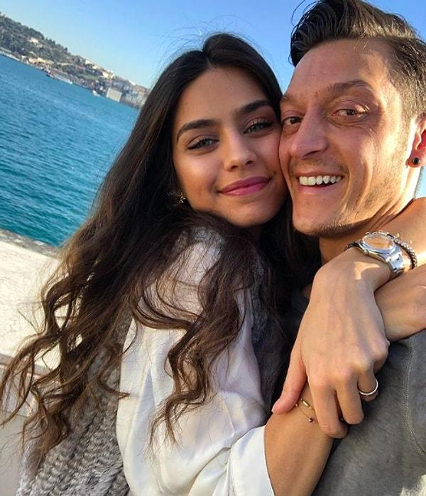 Mutlu anlarını zaman zaman da olsa paylaşmayı ihmal etmeyen Mesut Özil ve Amine Gülşe, imrenilen çiftler arasında yer alıyor.