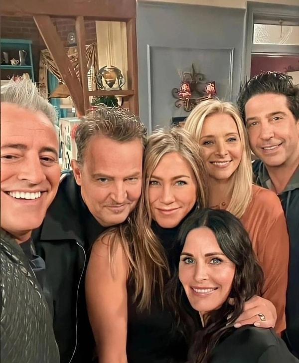 Yıllar geçse de, dizinin efsane oyuncuları yaşlansa da, kalbimizde hep ayrı bir yeri olacak Friends kadrosu hala ilk günkü gibi seviliyordu...