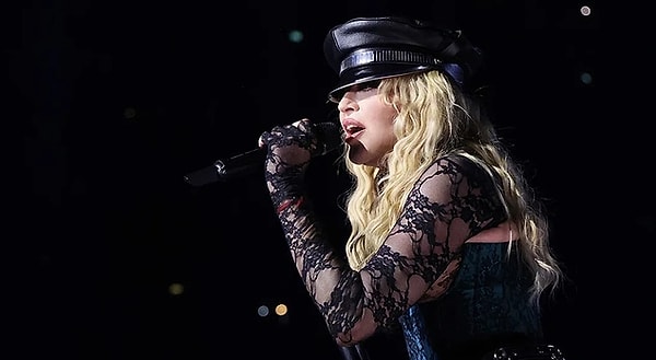 Madonna, who has maintained the fame she has maintained for years at full speed and fully deserves the title of the queen of pop that defies the years, continues to give her fans a musical feast with the performances she offers.