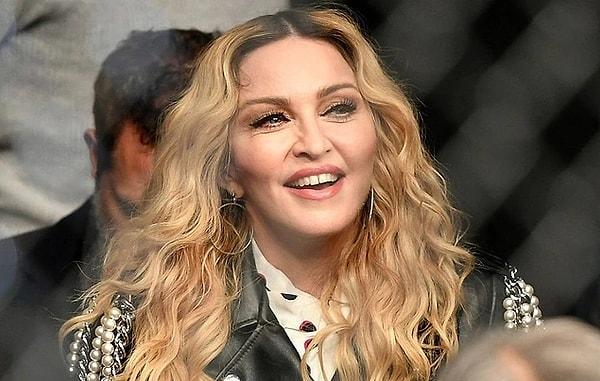 Yaşadığı enfeksiyonlar sonucu başladığı dünya turnesine ara veren Madonna son hızıyla sahnelere geri dönmüş ve Los Angeles konserinde yaşadığı olayla gündemi sallamıştı.