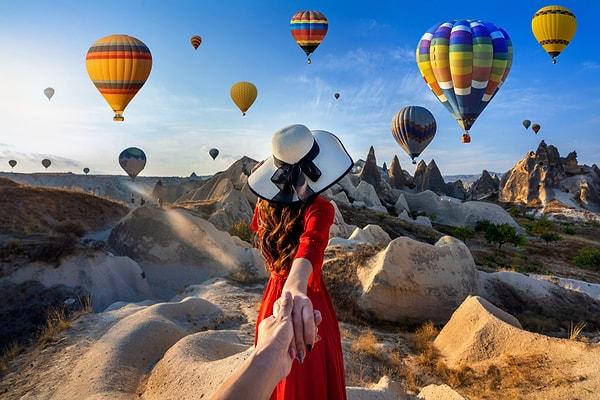 Diğer yandan Kapadokya'nın en dikkat çeken yanlarından bir tanesi sıcak hava balonlarının oluşturduğu görsel şölen elbette.