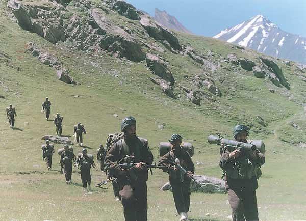 7. 1999 Kargil Savaşı sırasında Keşmir'de Pakistan mevzilerini gözetleyen Hintli askerler.