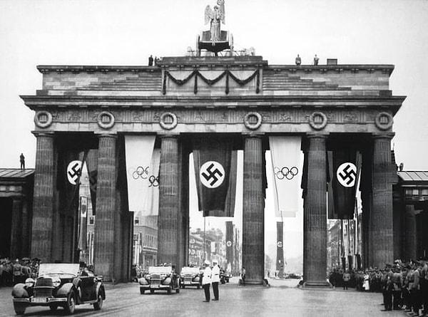 12. Almanya'nın Ağustos 1936'da 11. Olimpiyat Oyunlarına ev sahipliği yapması sırasında Brandenburg Kapısı'nın genel görünümü (Nazi Almanyası, 1936)