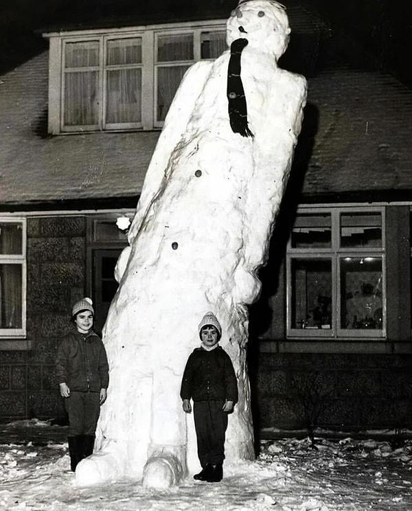 15. Aberdeen, İskoçya'da iki çocuk tarafından yapılan, 5.1 metre uzunluğunda dev bir kardan adam. (1963)