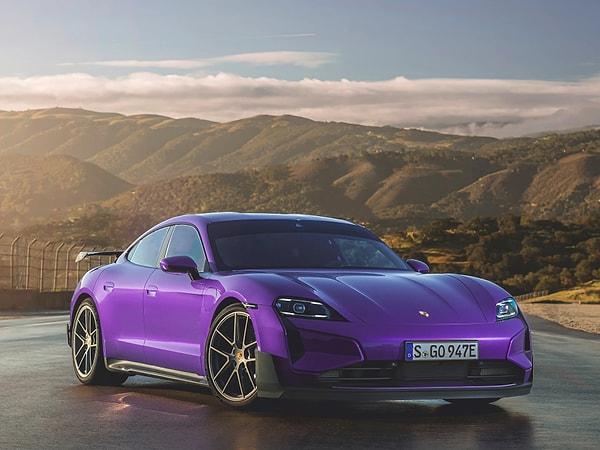 Porsche elektrikli araç segmentinde önemli bir gelişmeyi duyurdu. Şirket geçtiğimiz ay tanıttığı 2025 model yenilenmiş Taycan serisine, şimdi de en güçlü ve hızlı modeli olan Porsche Taycan Turbo GT'yi ekledi.