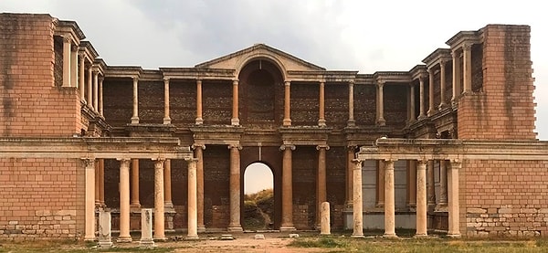 Kökeni milattan önceye uzanan bir sanat dalında, dünyanın en eski tiyatrolarından biri olduğu düşünülen Lidya uygarlığının başkenti Sardes Antik Kenti'nde yer alan tiyatroya ev sahipliği yapan Türkiye’de, özellikle devlet tarafından tiyatrolara sahip çıkılması ve özel tiyatrolara verilen desteklerin artırılması son derece önemli.