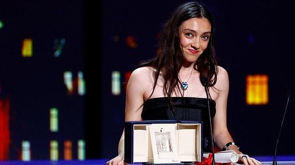 Merve Dizdar, Kuru Otlar Üstüne filmiyle 76. Cannes Film Festivali’nde 'En İyi Kadın Oyuncu Ödülü’nü kazandı.