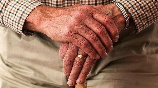 Yaşlı insanlarla kurulan muhabbet genellikle yaşlıların anılarına bağlanır, yıllar öncesinde gerçekleşen olayları dinlemeye başlarsınız.