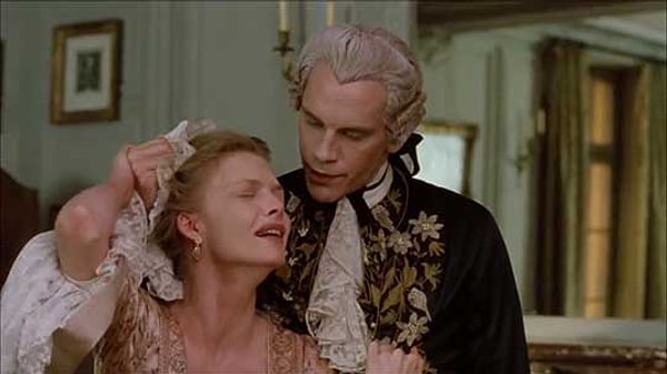 Başrollerinde Glenn Close ve John Malkovich'in yer aldığı 1988 yapımı filmde, Fransız Devrimi öncesi Paris'inde çevrelerindeki insanları seks ve aldatma yoluyla manipüle eden işbirlikçi aristokratları anlatılıyordu.