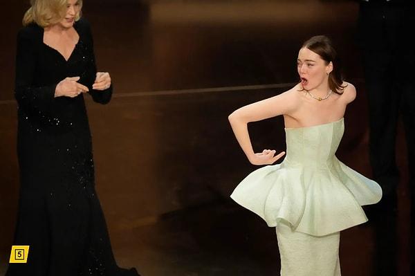 Bu yılın Oscar Ödülleri pullarla ve değerli taşlarla doluydu. Tam o eski Hollywood ihtişamını anımsıyorduk ta ki Emma Stone'un elbisesi, oyuncu John Wascavage'e bir yemek peçetesini hatırlatana kadar...