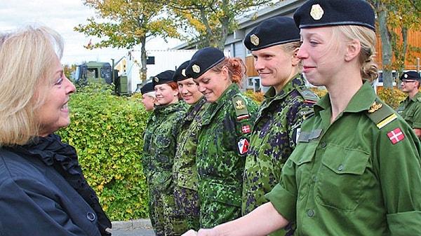 İskandinav ülkelerinden ikisi olan Norveç ve İsveç'te kadınların askerlik hizmeti yapması zorunlu. Danimarka hükümeti de 2026 yılında kadınları zorunlu askerlik kapsamına almayı planlıyor. Eğer bu plan gerçekleşirse Danimarka Avrupa'da kadınların zorunlu olarak askerlik yaptığı 3. ülke olacak.