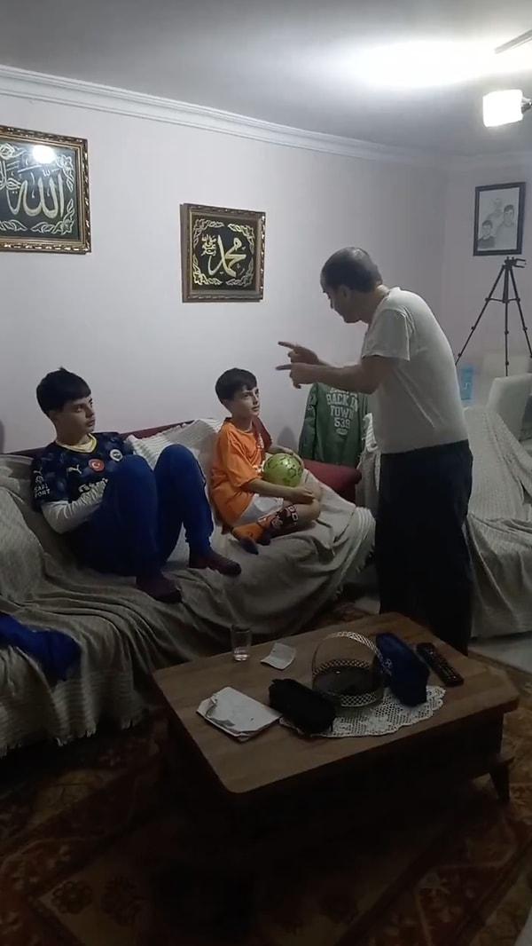 Galatasaraylı küçük oğlu yerine Fenerbahçeli büyük oğluna suyu uzatan babanın videosu taraflı tarafsız herkesi güldürdü.