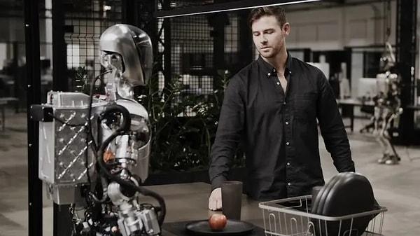 Bununla beraber günlük basit aktiviteleri ve ev işlerini kolaylıkla gerçekleştirebilen robot, aynı anda hem konuşup hem bir eylem gerçekleştirme özelliğine sahip.