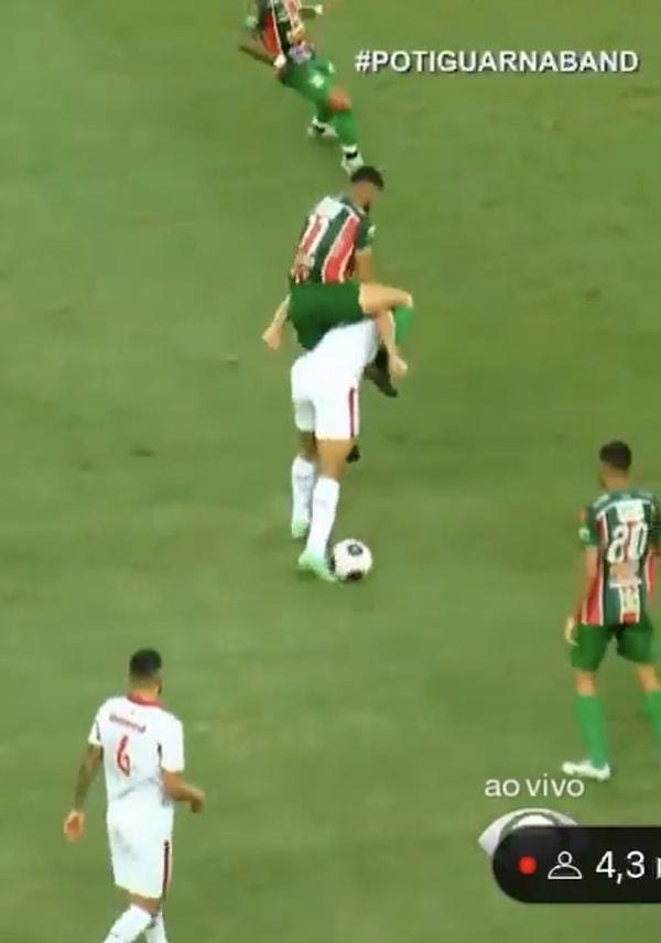 Brezilya'da Baraunas takımının oyuncusu Leo Bahia topu ıskalayınca ilginç görüntüler ortaya çıktı.