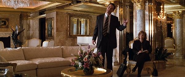 8. 'Şeytanın Avukatı' (1997) filminde Keanu Reeves'in yüksek profilli sanığı Alexander Cullen, Donald Trump'ın Manhattan'daki Rokoko tarzı bir dairede yaşıyor.