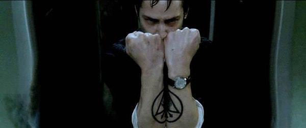 14. 2005 yılındaki Constantine filminde kansere yakalanan John hasta ve gri görünüyor. Hikayenin doruk noktasından sonra rengi yeniden sağlıklı.