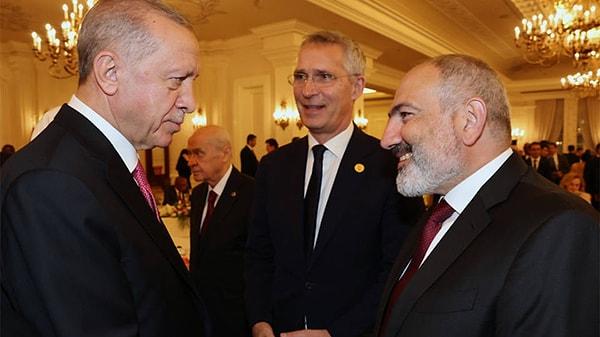 DW Türkçe'nin aktardığını göre, Bagratyan, Başbakan Nikol Paşinyan'ı Türkiye ve Azerbaycan'a toprak vermeye yol açacak politikalar izlemekle suçladı ve şu ifadeleri kullandı 👇
