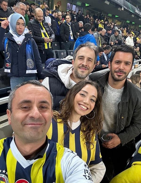 Ünlü oyuncular Özge Özacar, Barış Arduç ve Fatih Artman maçtan fotoğraf paylaşmayı ihmal etmediler.